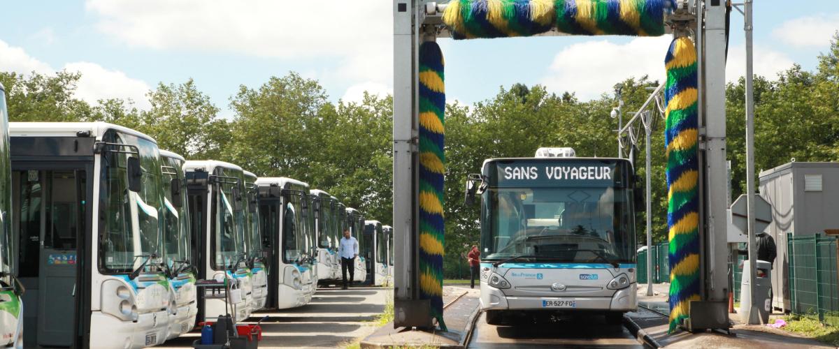 Saint Quentin en Yvelines France Bus Mobility